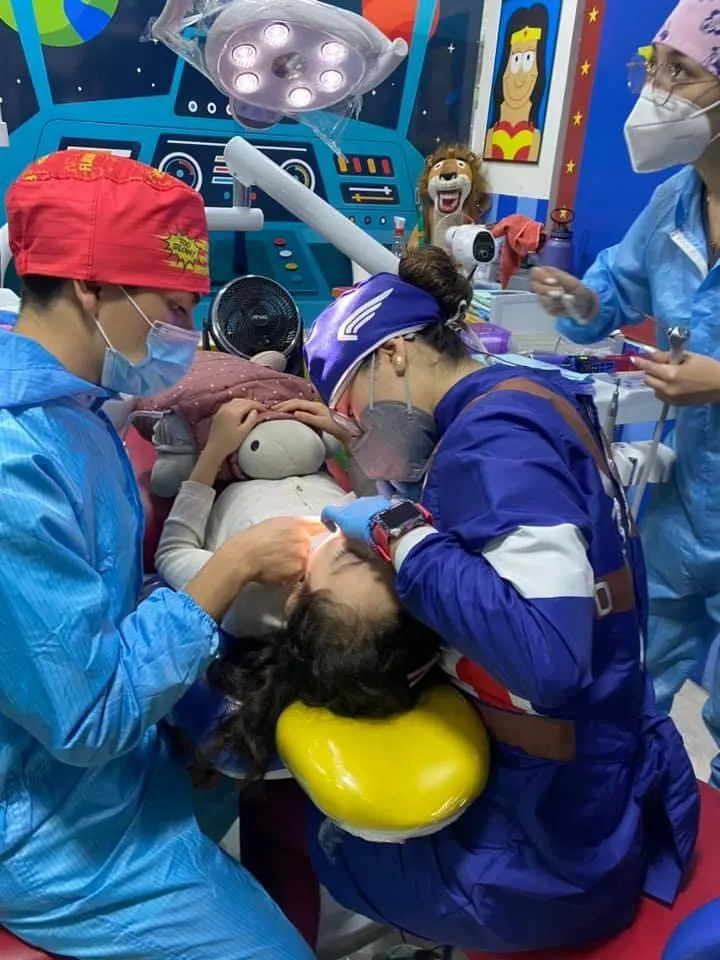 Equipo especialista atendiendo a un paciente