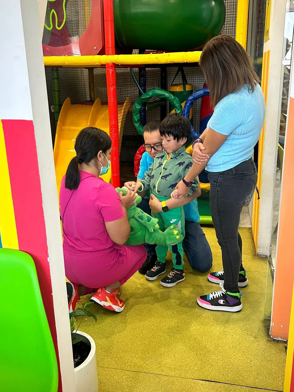 Niño sonriendo durante su consulta