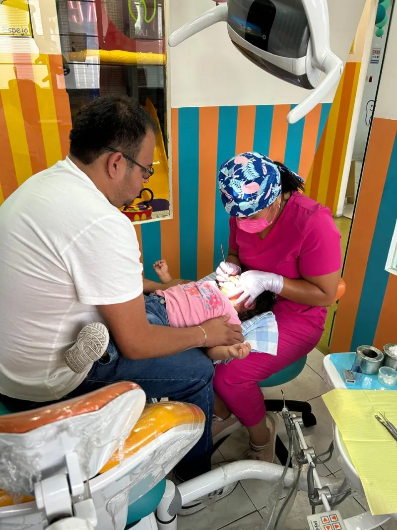 Padres acompañando a su bebé en consulta