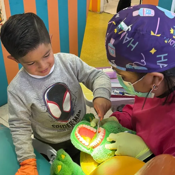 Niños sonrientes en la clínica